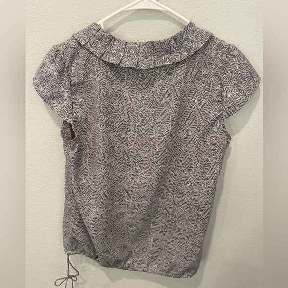 Banana Republic Women’s Medium Gray and White V-Neck Short Sleeve Top Blouse - Picture 4 of 10